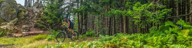 Bicicleta de montaña en los montes Bourbonnaise