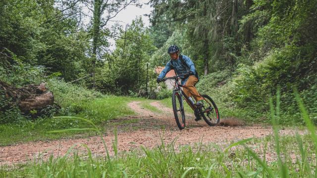 Bicicleta de montaña en los montes Bourbonnaise