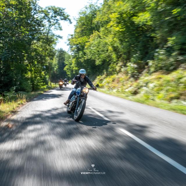 Viaje en moto por los montes Bourbonnaise